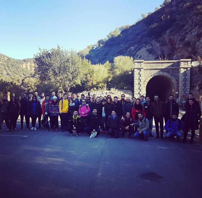 Fotografía del grupo de participantes en la jornada de convivencia y senderismo en la Vía Verde de la Sierra.