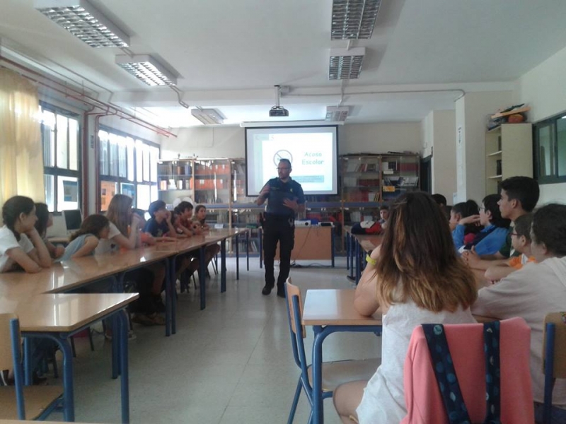 Charla por parte de la Guardia Civil para contribuir a la prevención de riesgos y mejora de la convivencia en el IES Alminar