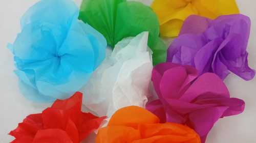 El Taller Ocupacional Arcoíris prepara tus flores para la Romería 2025.