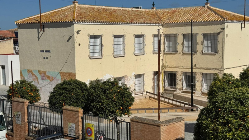 Corte de la calle Antonio Machado por obras de mejora en la barriada del antiguo Colegio Pío XII.