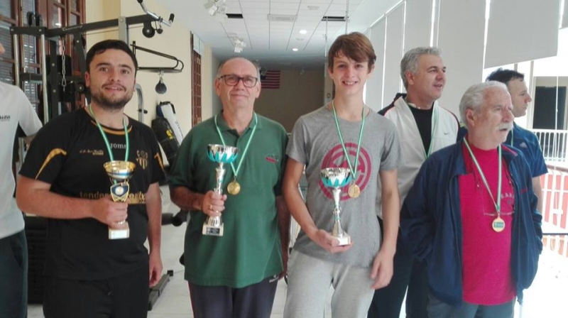 Asistentes al torneo con sus trofeos