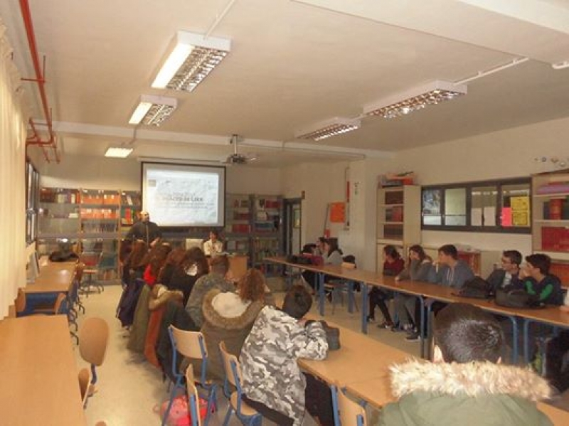 Alumnos del IES Alminar participando en el programa «El Placer de Leer».