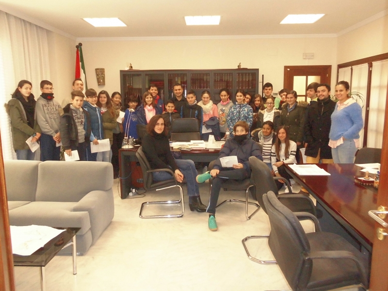 Visita de los jóvenes parlamentarios en el despacho del Alcalde.