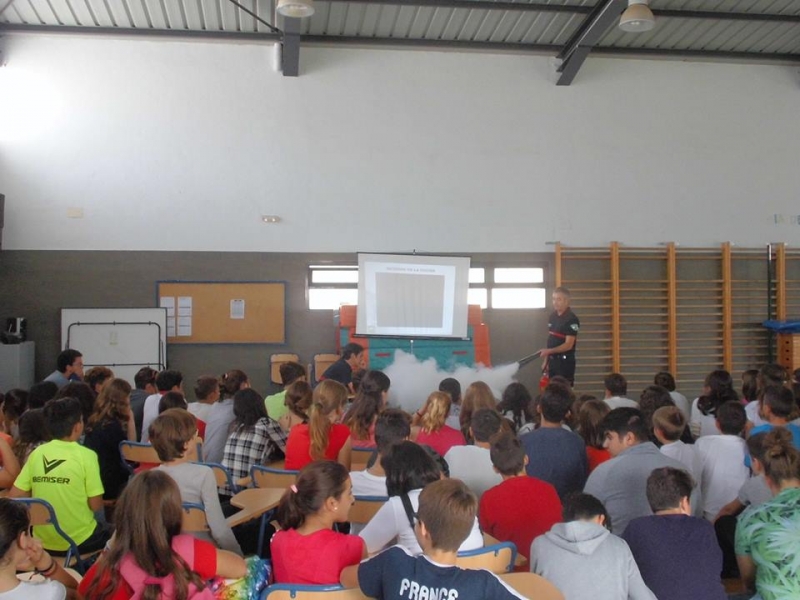 Charla impartida por los Bomberos de la Diputación Provincial de Sevilla en el IES Alminar